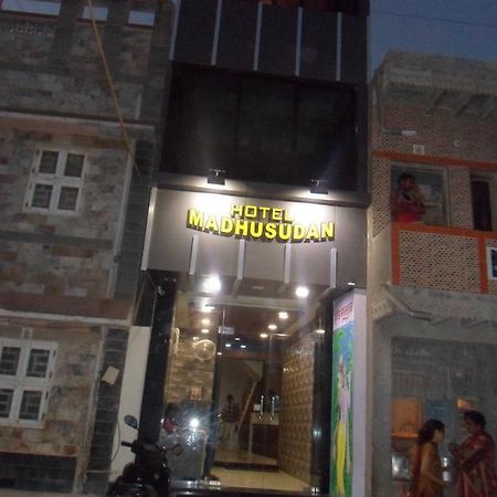 Hotel Madhusudan Dwarka  Exterior photo